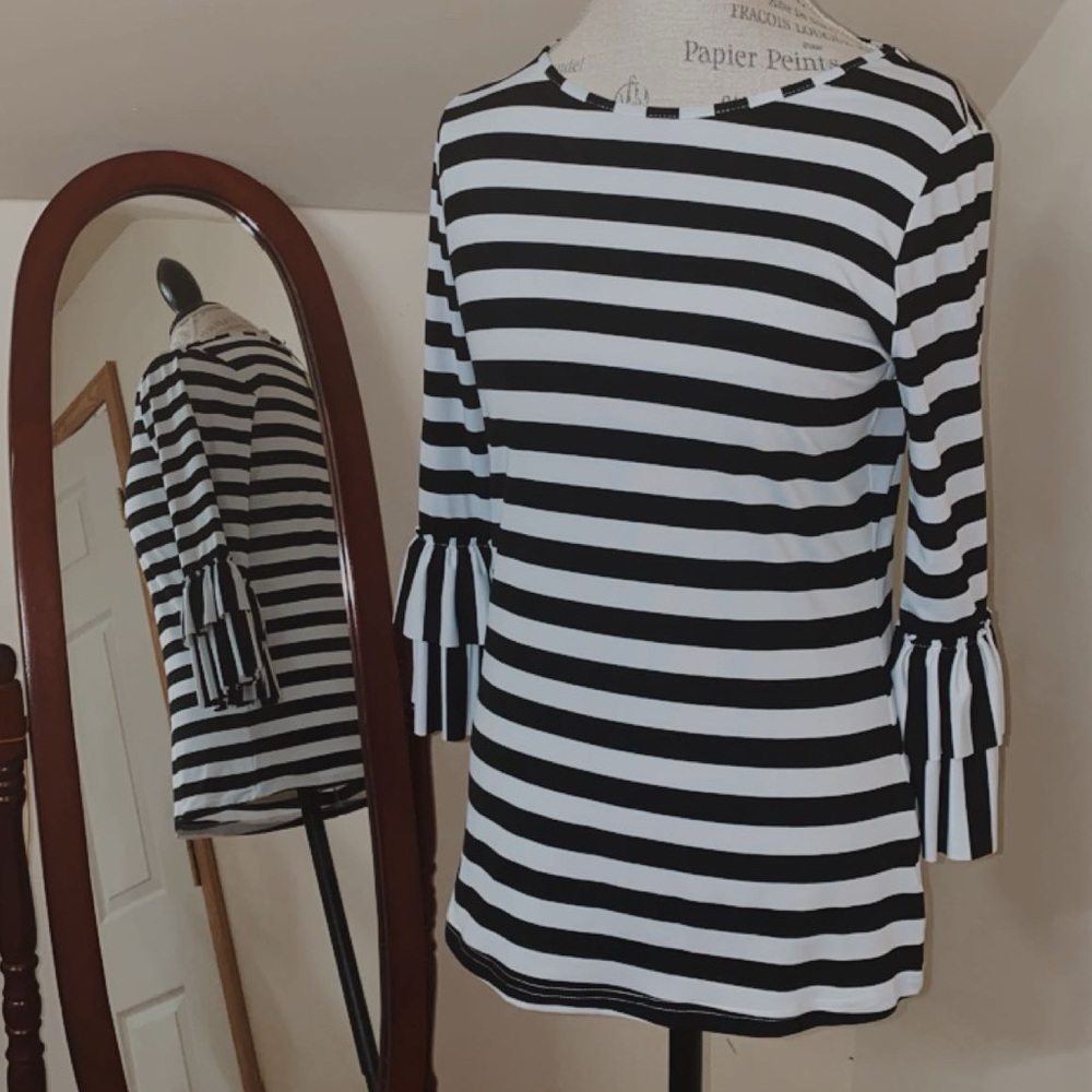 SOLD❤️ 
Dainty Jewells Black and White Striped Top